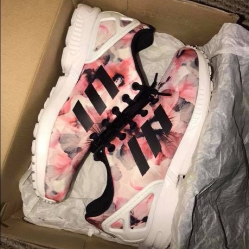 Adidas Flux size 4 fit a women’s 6